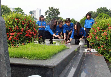 Thế hệ trẻ thắp hương tưởng nhớ các vị tiền bối cách mạng và các Anh hùng liệt sĩ tại nghĩa trang Mai Dịch, Hà Nội.